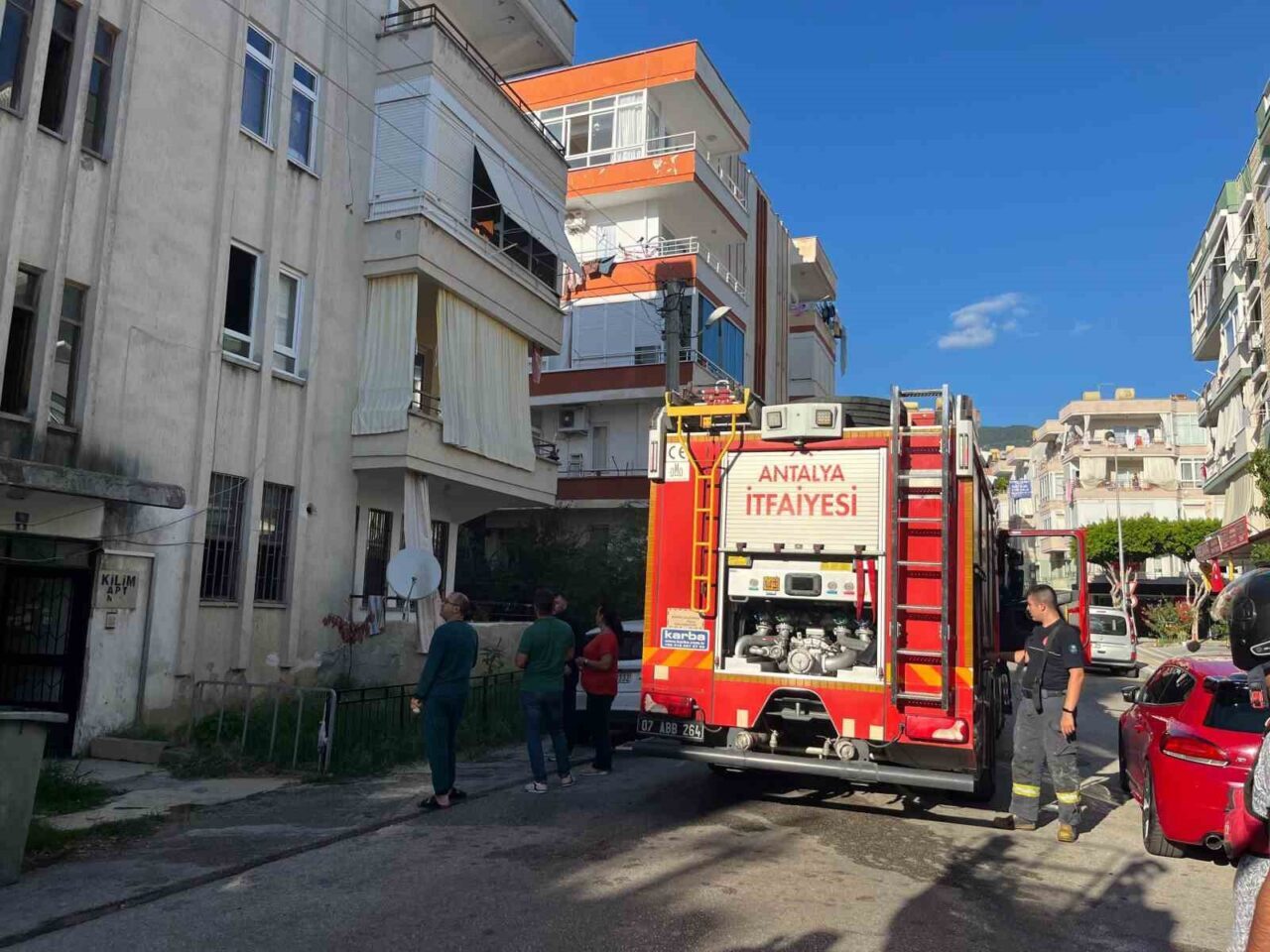 Antalya'nın Alanya Kızlarpınarı Mahallesi'ndeki bir apartmanın banyo kısmında çıkan yangın,
