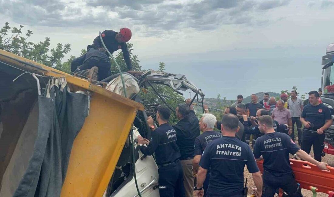 Antalya'nın Alanya ilçesinde freni boşalan kum yüklü kamyonun, karşı yönden