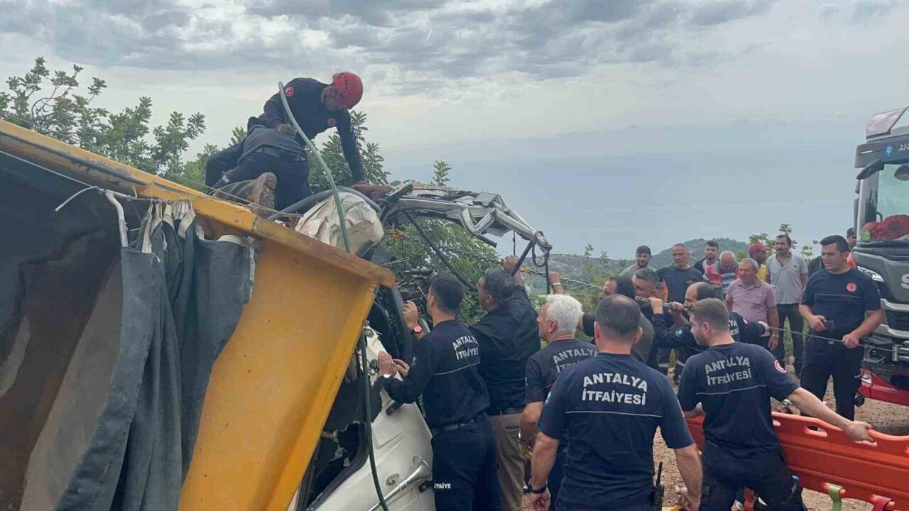 Antalya'nın Alanya ilçesinde freni boşalan kum yüklü kamyonun, karşı yönden
