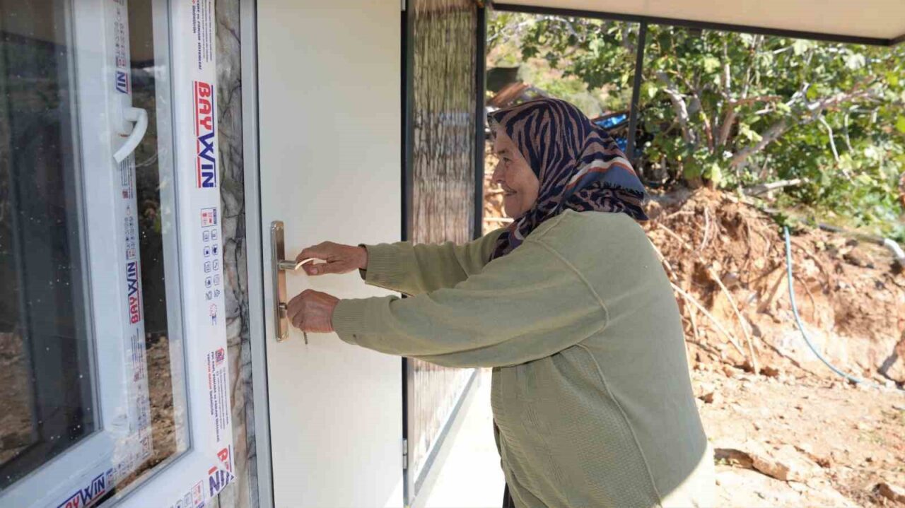 Alanya Belediyesi, ihtiyaç sahibi Emine Önal ve iki kızına Yeşilöz