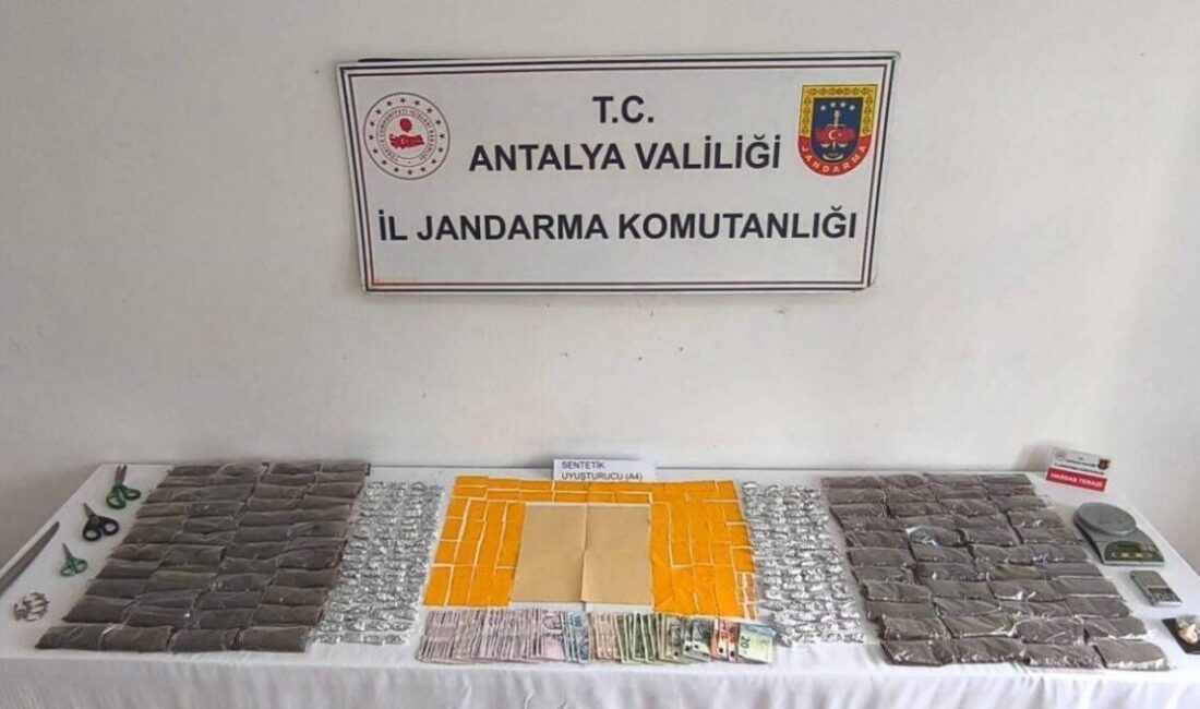 Antalya'da jandarma, Alanya'da uyuşturucu ticaretine yönelik düzenlediği operasyonda 5 kilo