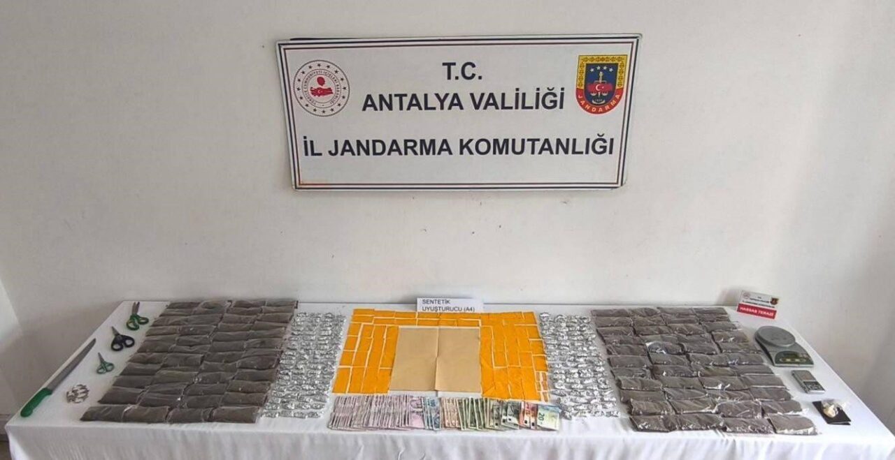 Antalya'da jandarma, Alanya'da uyuşturucu ticaretine yönelik düzenlediği operasyonda 5 kilo
