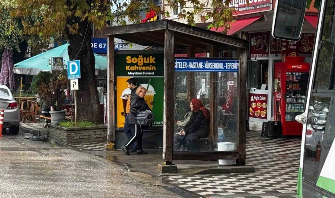 Zonguldak'ın Alaplı ilçesinde halk otobüsü duraklarındaki saat çizelgelerinin eksikliği, vatandaşların