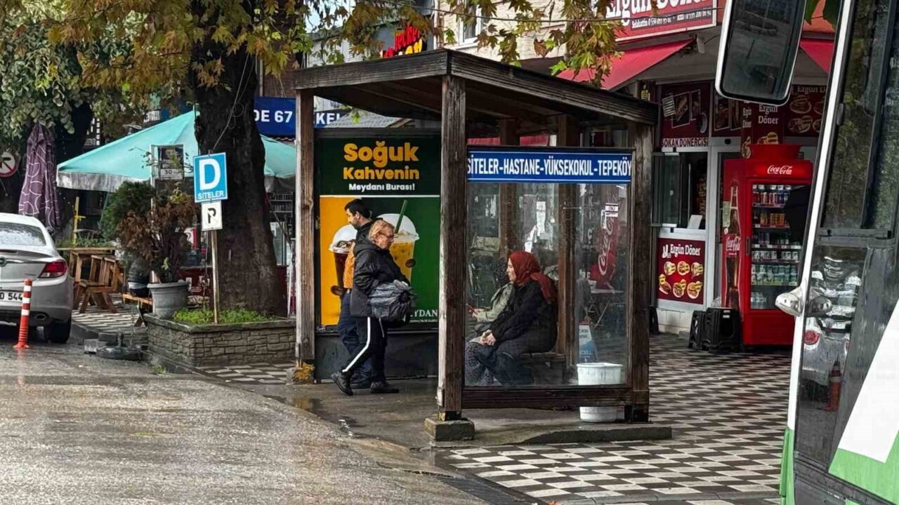 Zonguldak'ın Alaplı ilçesinde halk otobüsü duraklarındaki saat çizelgelerinin eksikliği, vatandaşların