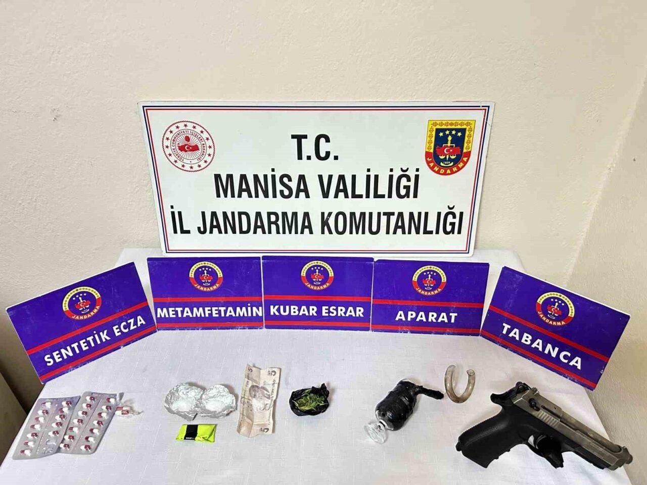 Alaşehir'de jandarma, uyuşturucu ticaretiyle ilgili düzenlediği operasyonda M.Ç. ve G.S.'yi