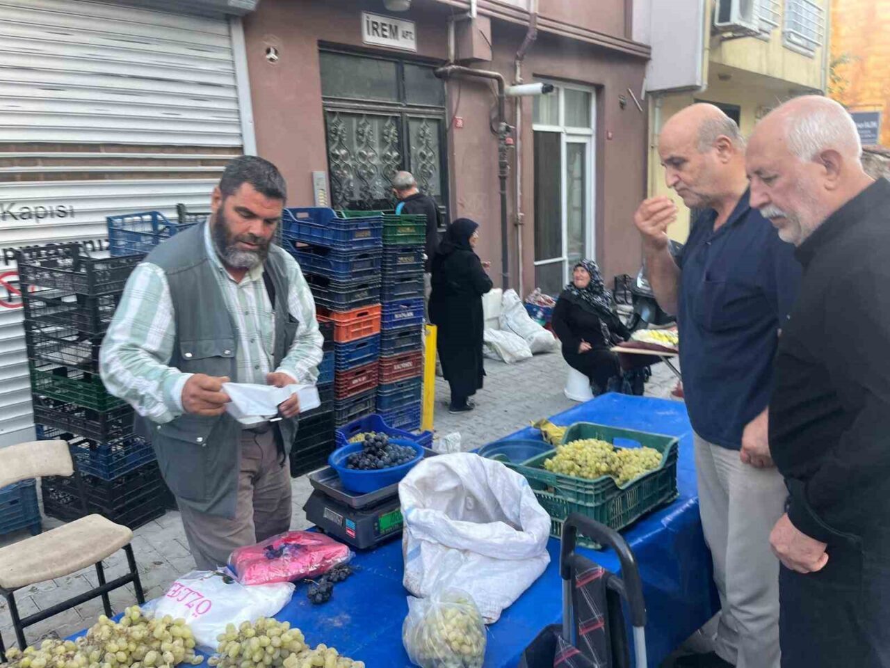Kütahya'nın Tavşanlı ilçesindeki semt pazarında, Manisa'nın Alaşehir ilçesinden gelen üzümler