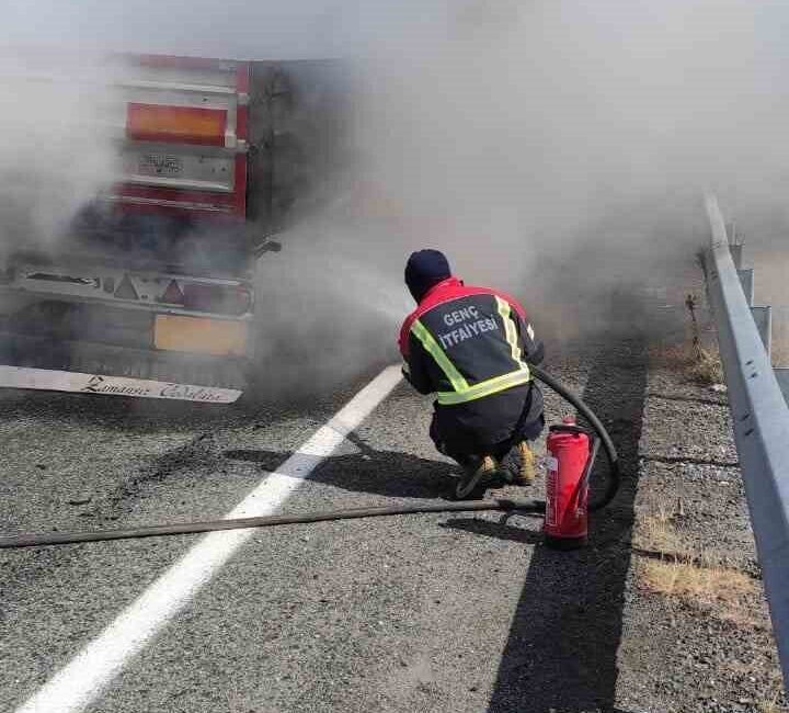 Bingöl-Diyarbakır yolu üzerinde seyir halindeki tırın dorsesi bilinmeyen sebepten dolayı
