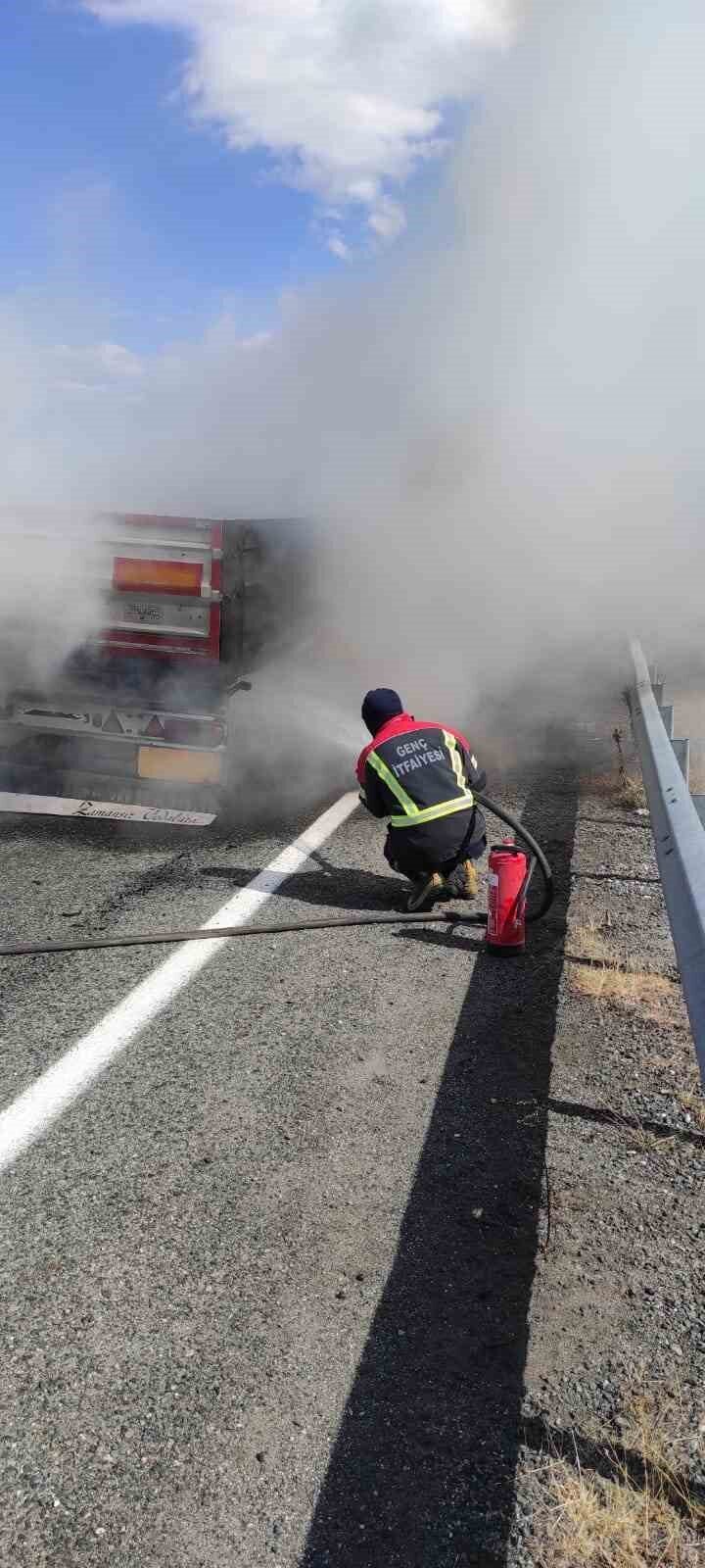 Bingöl-Diyarbakır yolu üzerinde seyir halindeki tırın dorsesi bilinmeyen sebepten dolayı