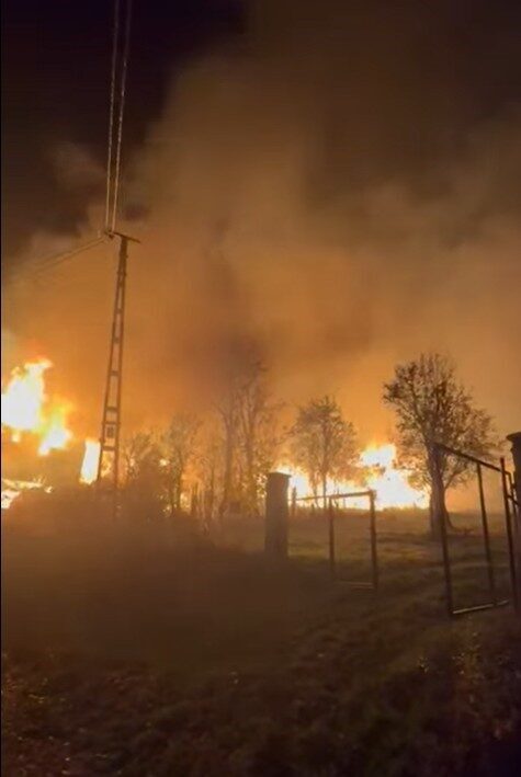 Çankırı'nın Yapraklı ilçesinde Çiçek köyü Kayapa Mahallesi'nde çıkan yangında, henüz