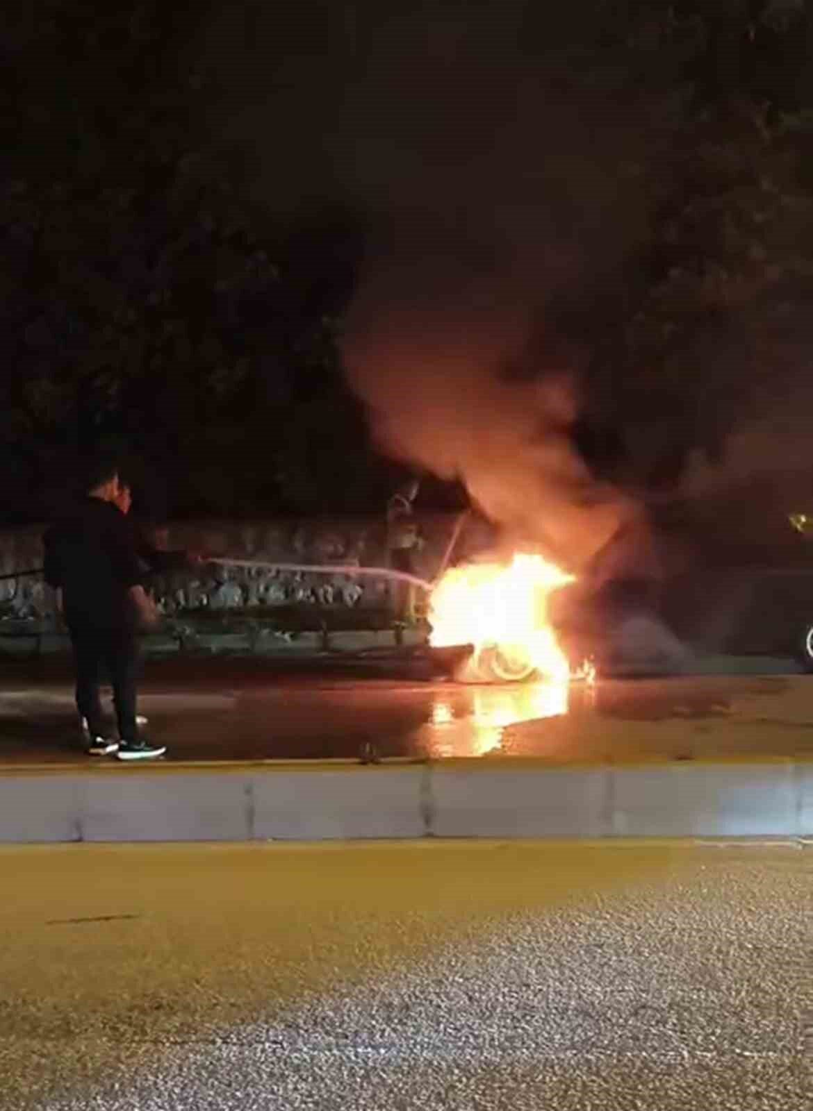 Hatay'ın Antakya-Reyhanlı yolunda seyir halindeki bir Fiat Tofaş, motor kısmında