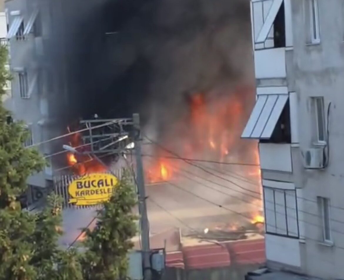 İzmir’in Buca ilçesinde bir binada çıkan yangın, üst katlarda ve