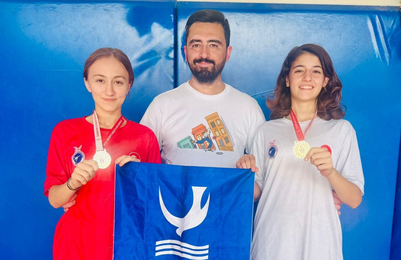 Aliağa Gençlik Merkezi Spor Kulübü'nün kadın taekwondocuları, 29 Ekim Cumhuriyet