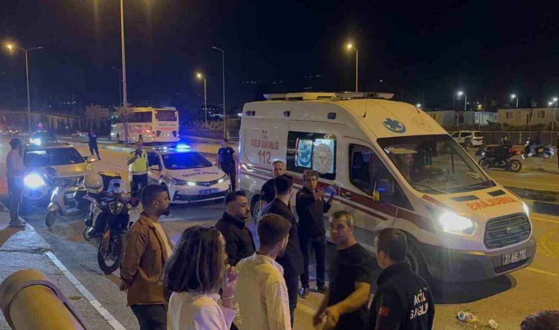 Hatay’da Motosikletin Çarptığı Kadın ve Sürücü Yaralandı, Olay Yerinde Domates Poşeti Dikkat Çekti Hatay'ın İskenderun ilçesinde, alışverişten dönen bir kadına motosiklet çarptı. 31