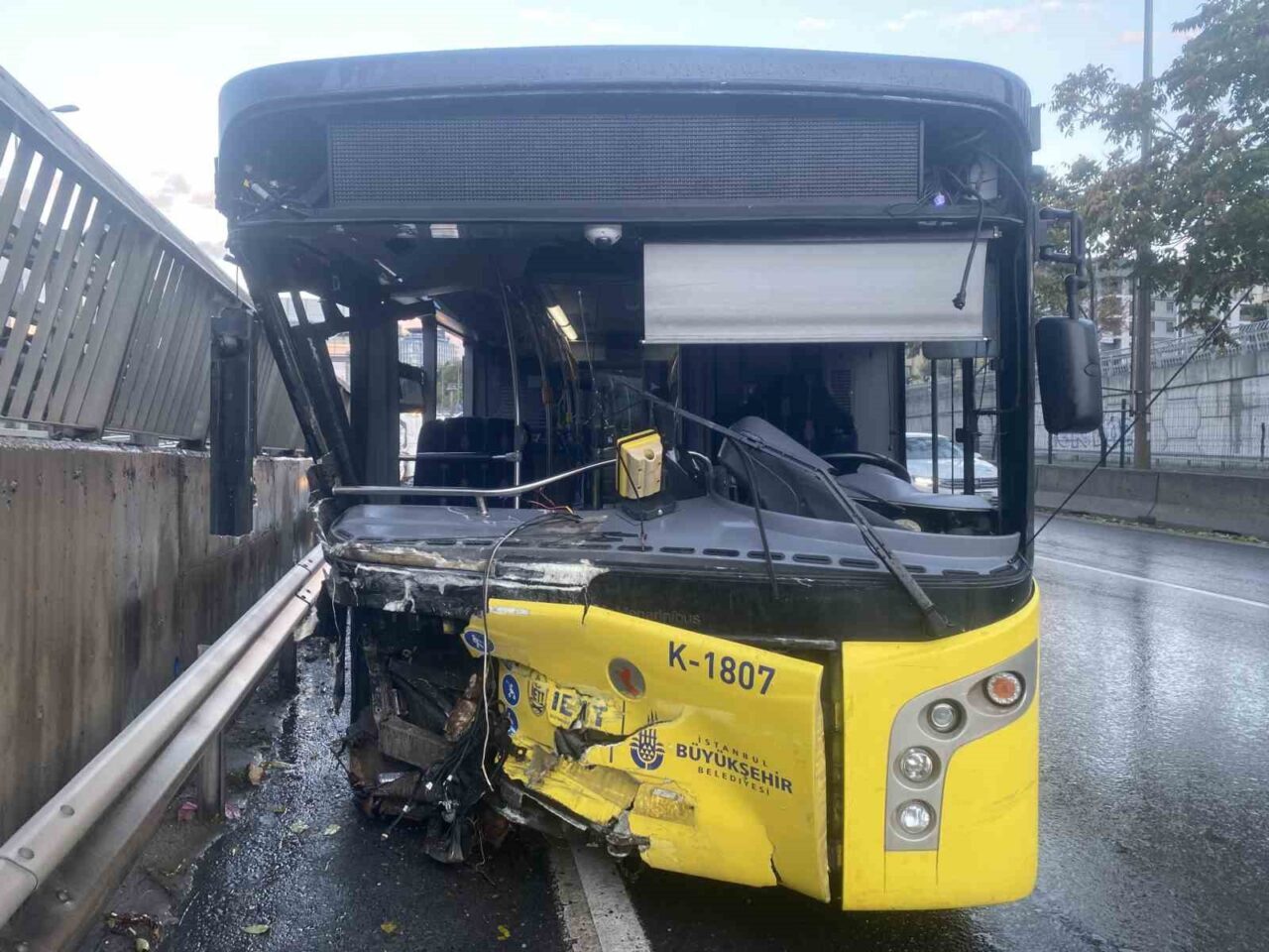 Kadıköy'de sabah saatlerinde bariyerlere çarpan İETT otobüsünün sürücüsü, iki yolcunun
