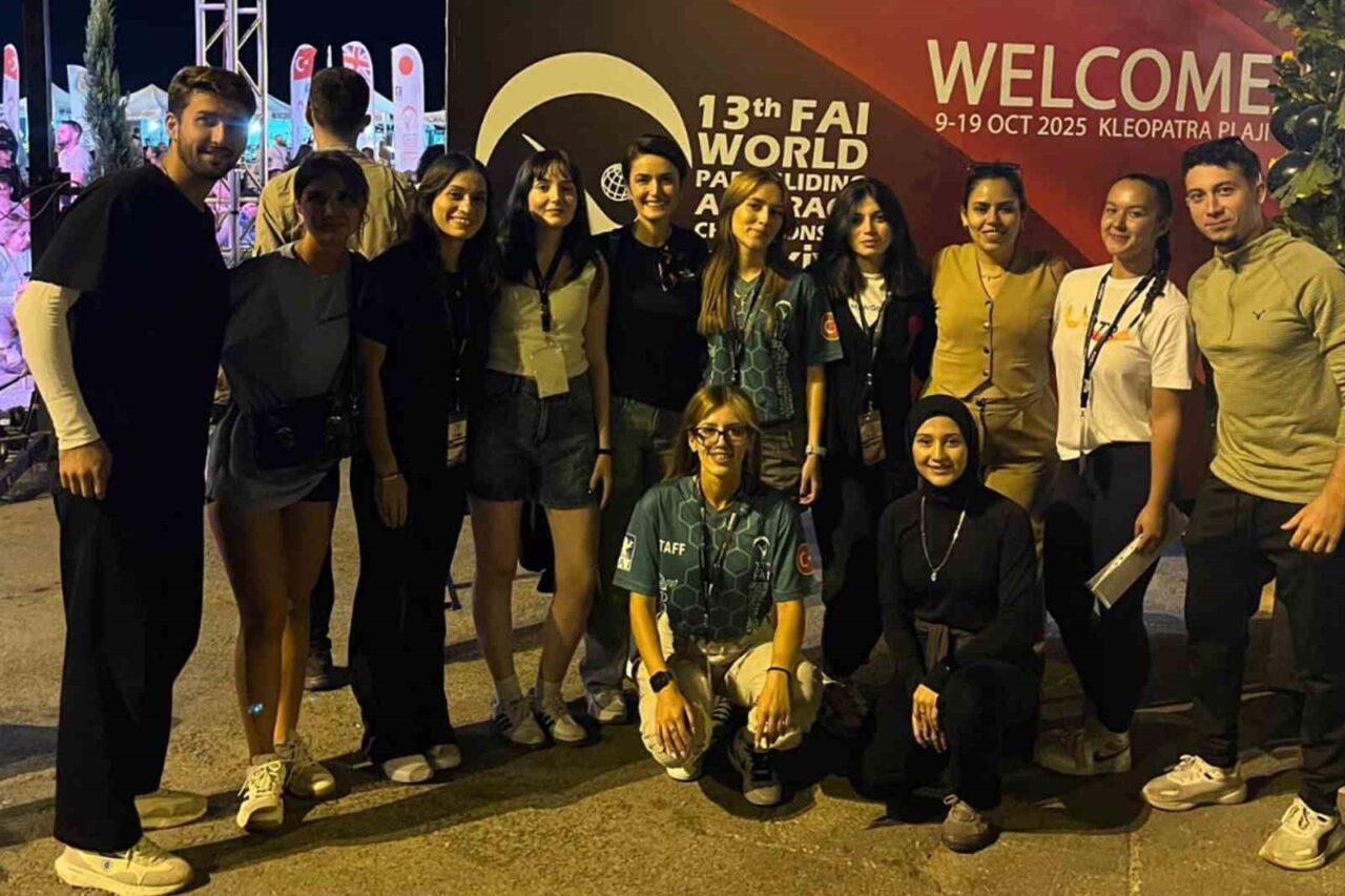 ALKÜ, 13. FAI Dünya Yamaç Paraşütü Hedef Şampiyonası’nda 30 Gönüllü Öğrenci ile Önemli Bir Rol Üstlendi