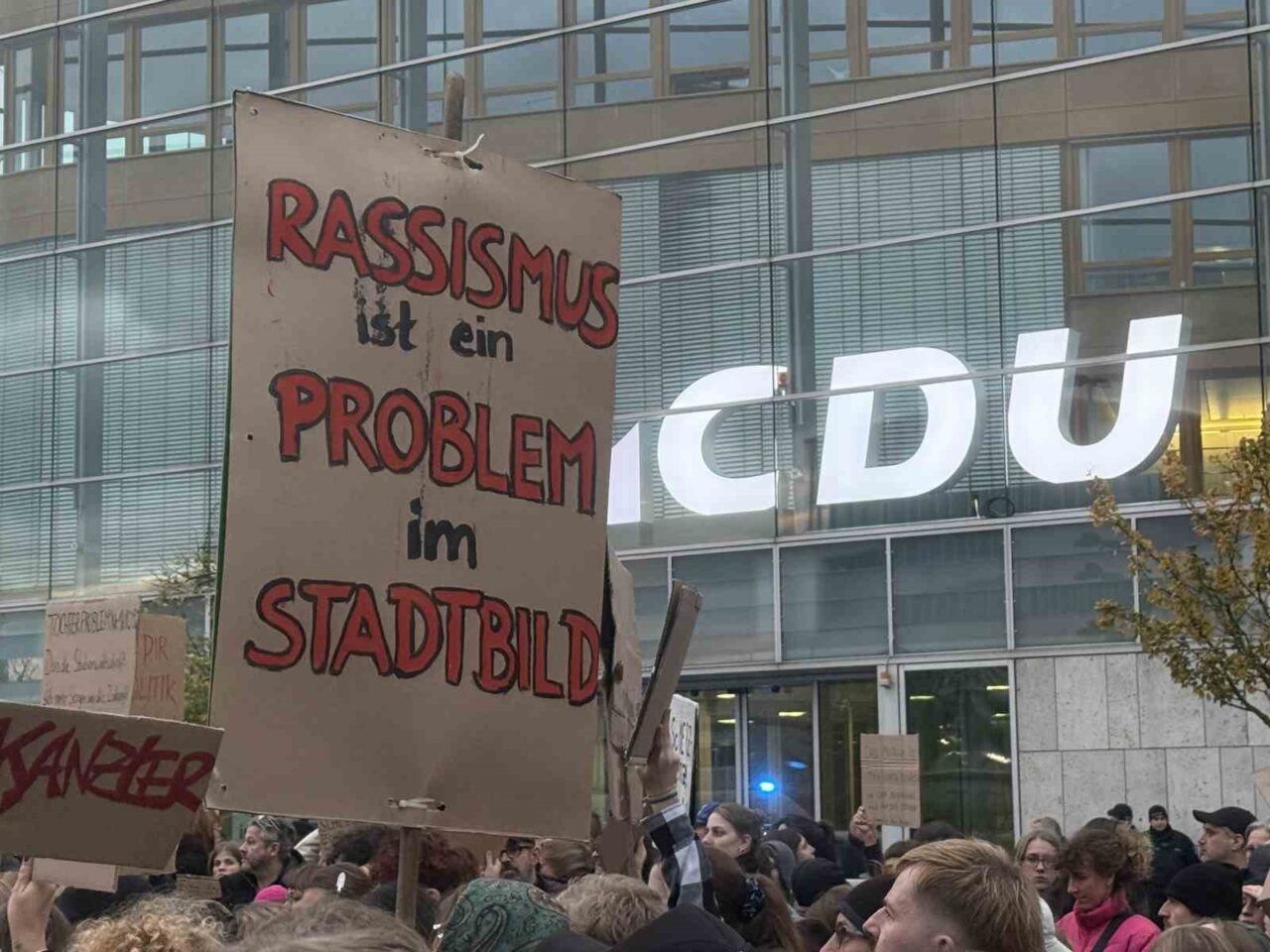 Almanya'da 7,500 kişi, Başbakan Friedrich Merz'in göçmenleri hedef alan sözlerini