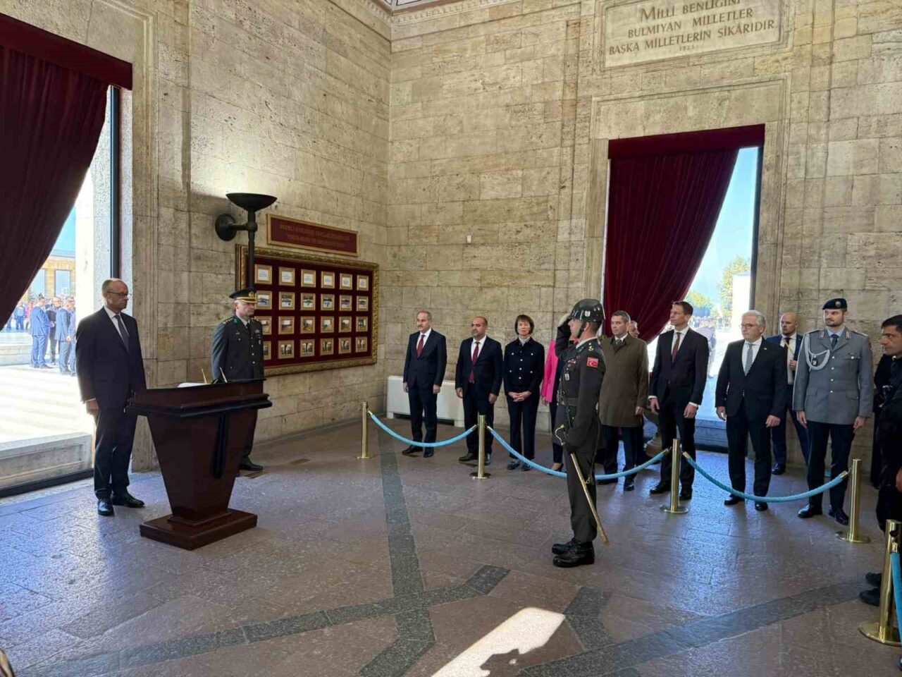 Almanya Şansölyesi Frederich Merz, Ankara'daki resmi ziyareti öncesinde Anıtkabir'i ziyaret