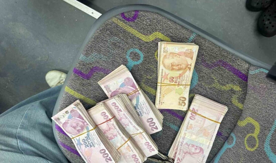 Hatay'ın İskenderun ilçesinde, halk otobüsü şoförü Ümit Tosun, aracında unuttuğu