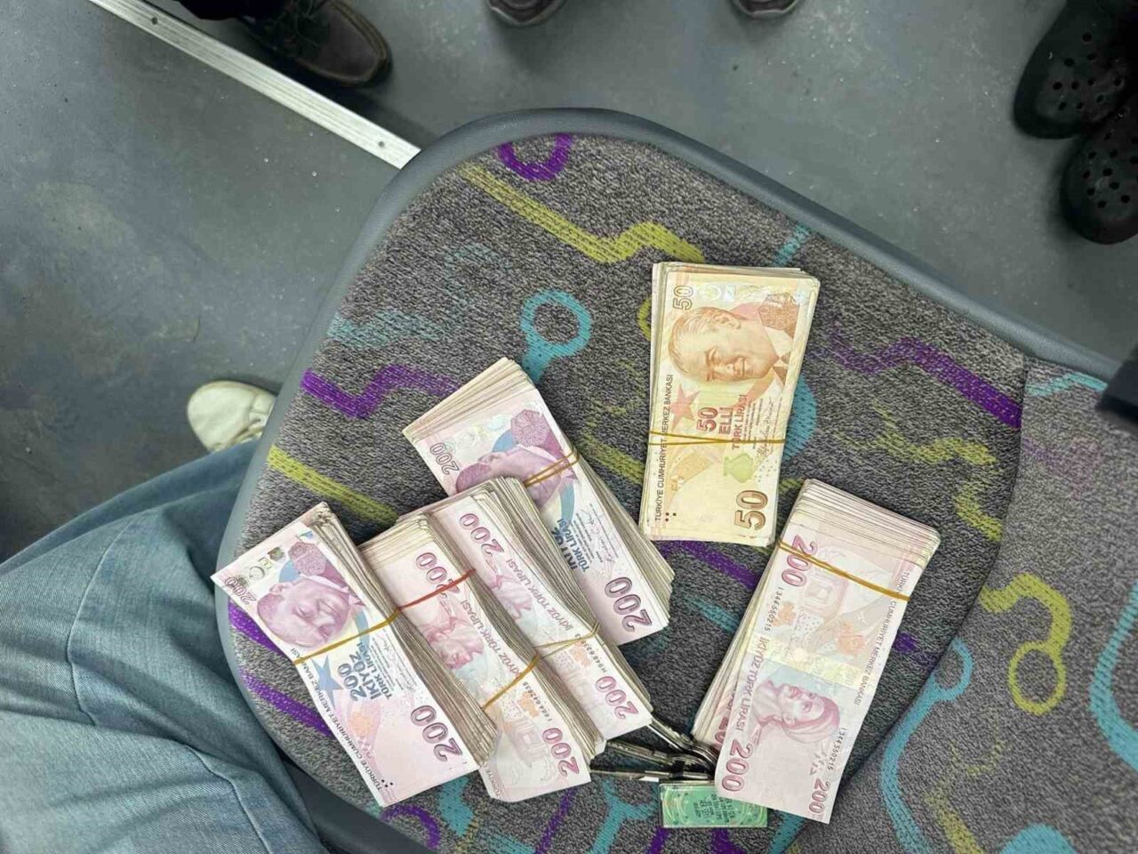 Hatay'ın İskenderun ilçesinde, halk otobüsü şoförü Ümit Tosun, aracında unuttuğu