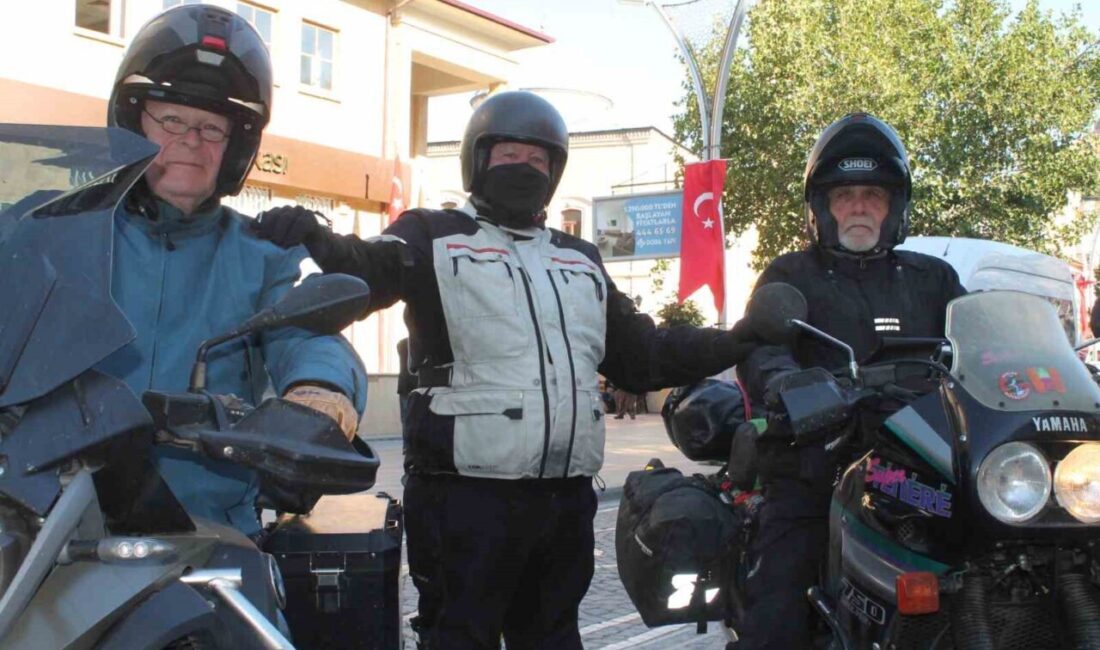 İsviçreli motosiklet tutkunları Eric Fahrer, Matias Stebler ve Heinz Furer,