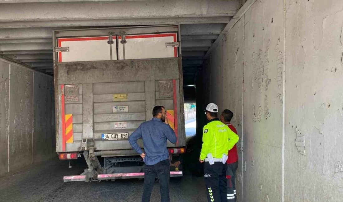 Turgutlu’da Alt Geçitte Sıkışan Kamyon, Trafik Ekiplerinin Müdahalesiyle Kurtarıldı Manisa'nın Turgutlu ilçesinde, Fatih Sanayi Sitesi bağlantısındaki alt geçitte sıkışan