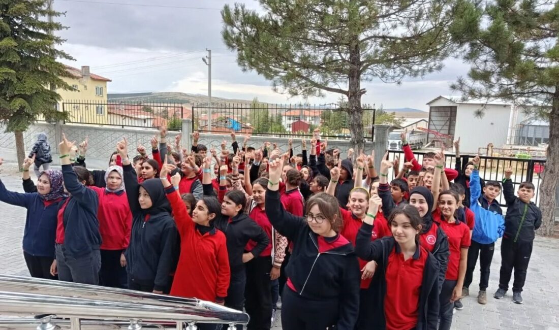 Kütahya’daki Ortaokul Öğrencileri, Filistin İçin Dayanışma Etkinliği Düzenledi Kütahya'nın Altıntaş ilçesindeki Mustafa Kemal Ortaokulu öğrencileri, Filistin'e destek amacıyla