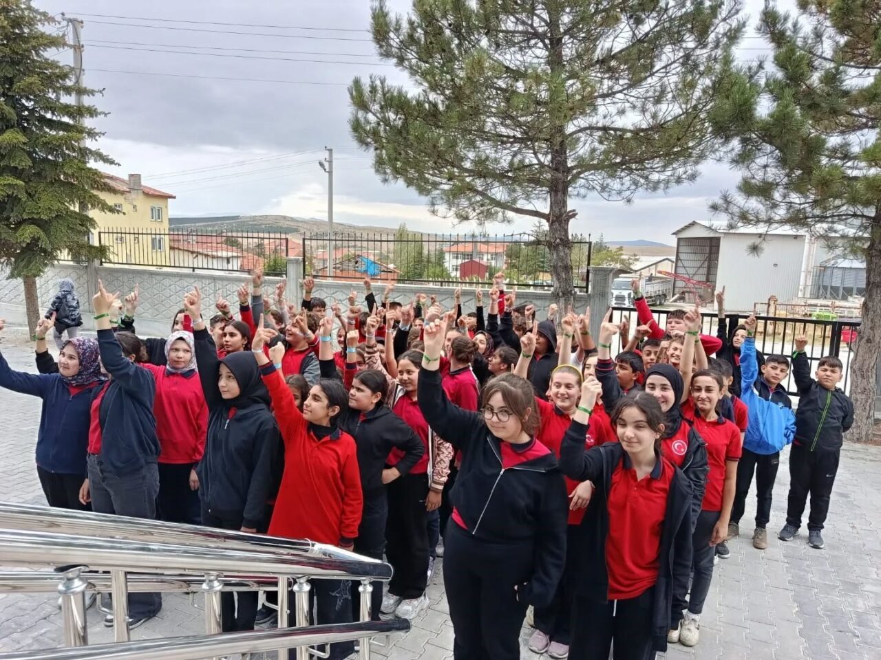 Kütahya'nın Altıntaş ilçesindeki Mustafa Kemal Ortaokulu öğrencileri, Filistin'e destek amacıyla