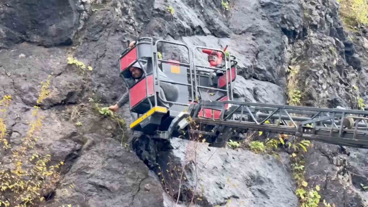 Bartın’ın Amasra ilçesinde yol kenarındaki kayalardan sarkan kablolar paniğe neden