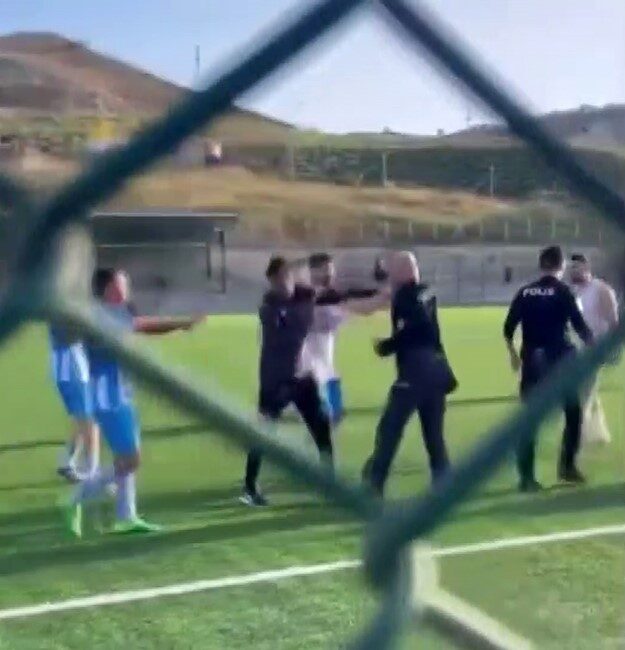 Denizli’nin Pamukkale ilçesindeki amatör lig maçında, Gökbörügücüspor ve Pamukkalespor oyuncuları