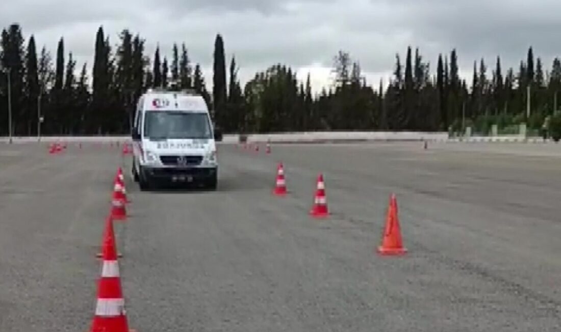 Antalya’da Ambulans Sürücü Adaylarına Güvenli Sürüş Eğitimi Verildi Antalya'da, 112 Acil Sağlık ekiplerine yeni atanan ambulans sürücü adaylarına
