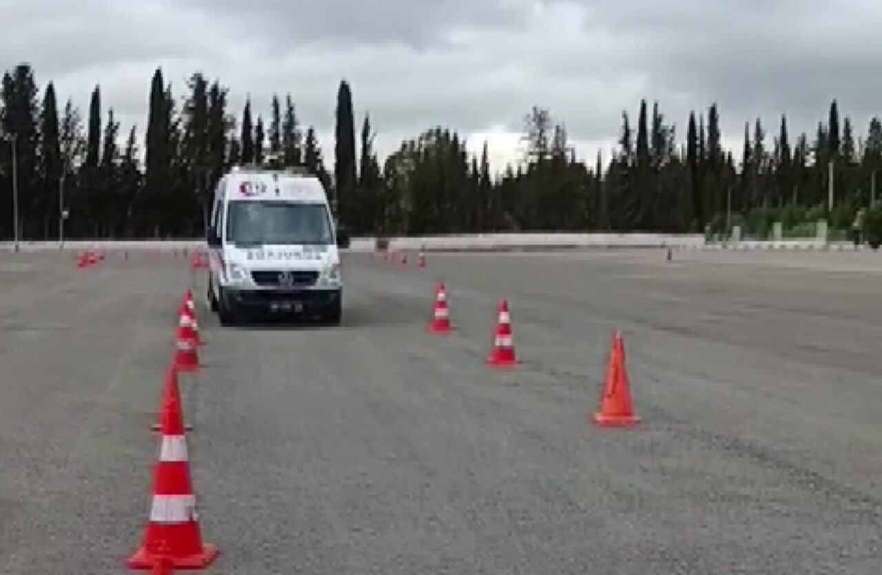 Antalya’da Ambulans Sürücü Adaylarına Güvenli Sürüş Eğitimi Verildi