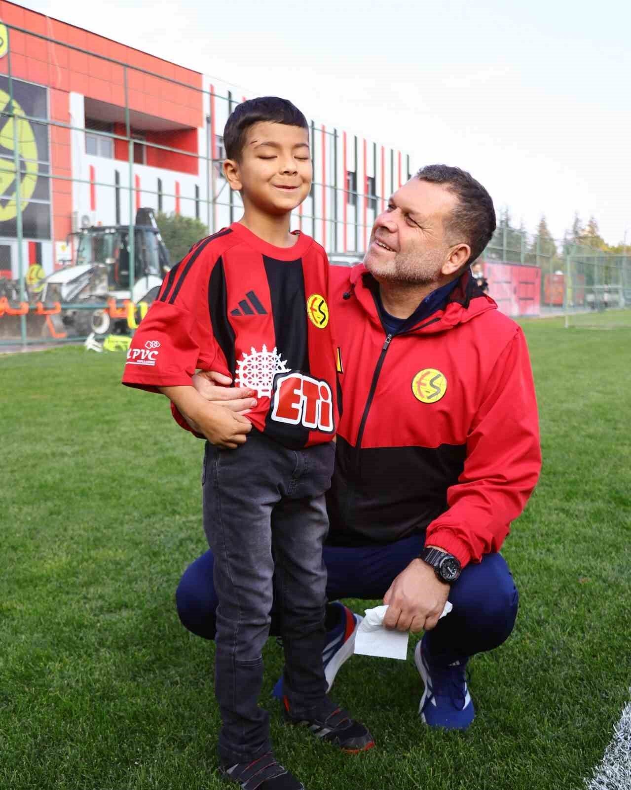 Eskişehir’de Görme Yetisini Kazanan 10 Yaşındaki Hamit Özbek, Eskişehirspor Antrenmanını Ziyaret Etti