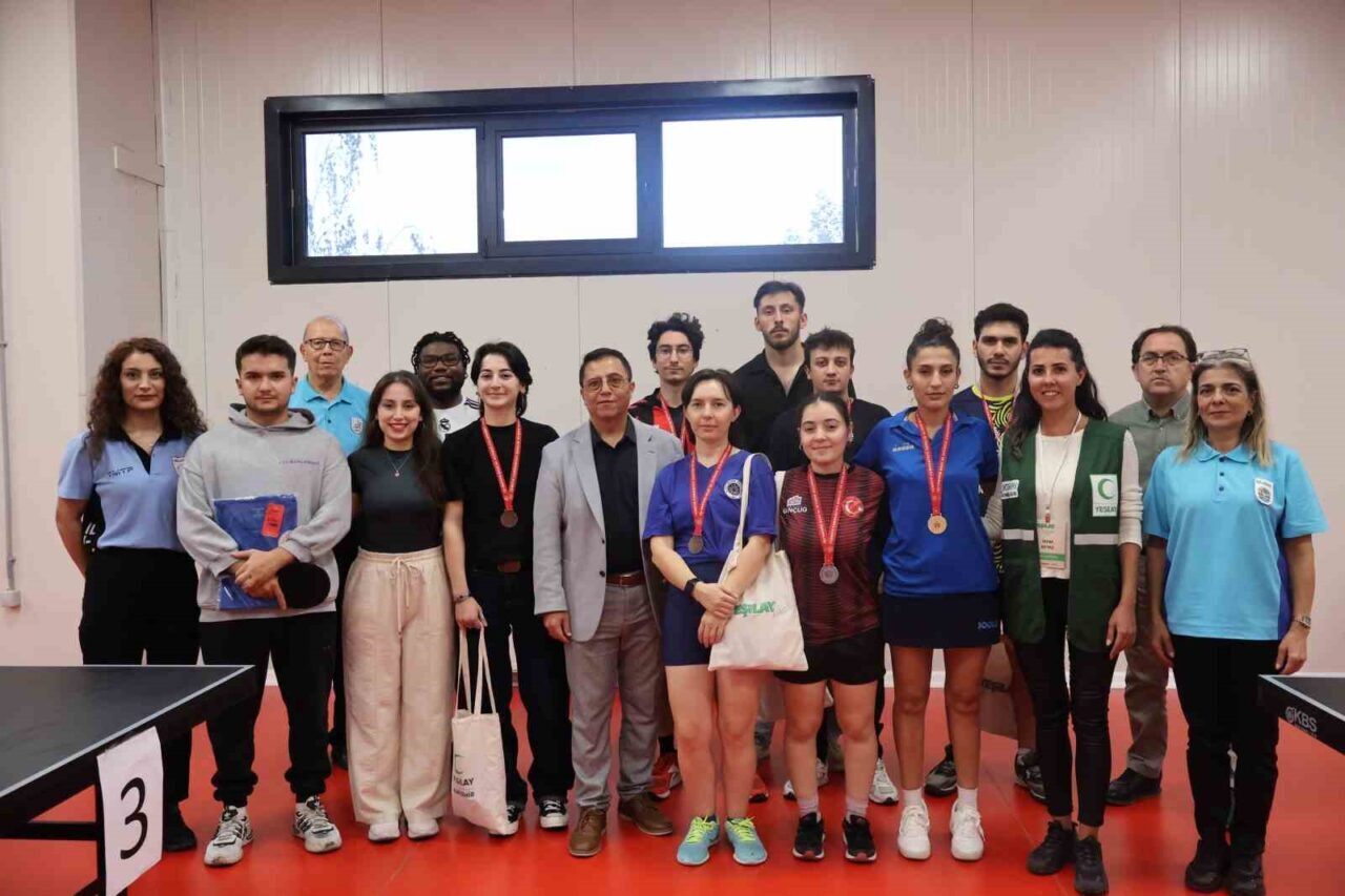 Eskişehir'de Bağımlılık Farkındalık Haftası etkinlikleri kapsamında düzenlenen masa tenisi turnuvasına