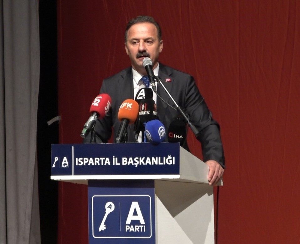 Isparta’da meydana gelen 2.0 büyüklüğündeki deprem, Yavuz Ağıralioğlu’nun konuşması esnasında paniğe yol açtı