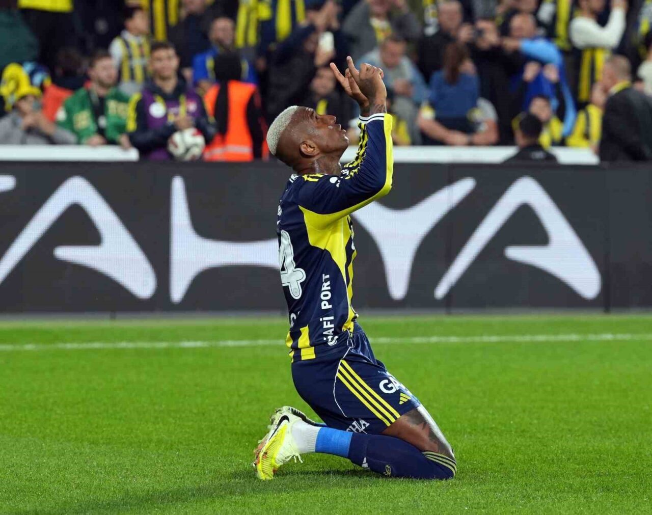 Fenerbahçe'nin Brezilyalı forveti Anderson Talisca, Fatih Karagümrük'e karşı ligdeki üçüncü