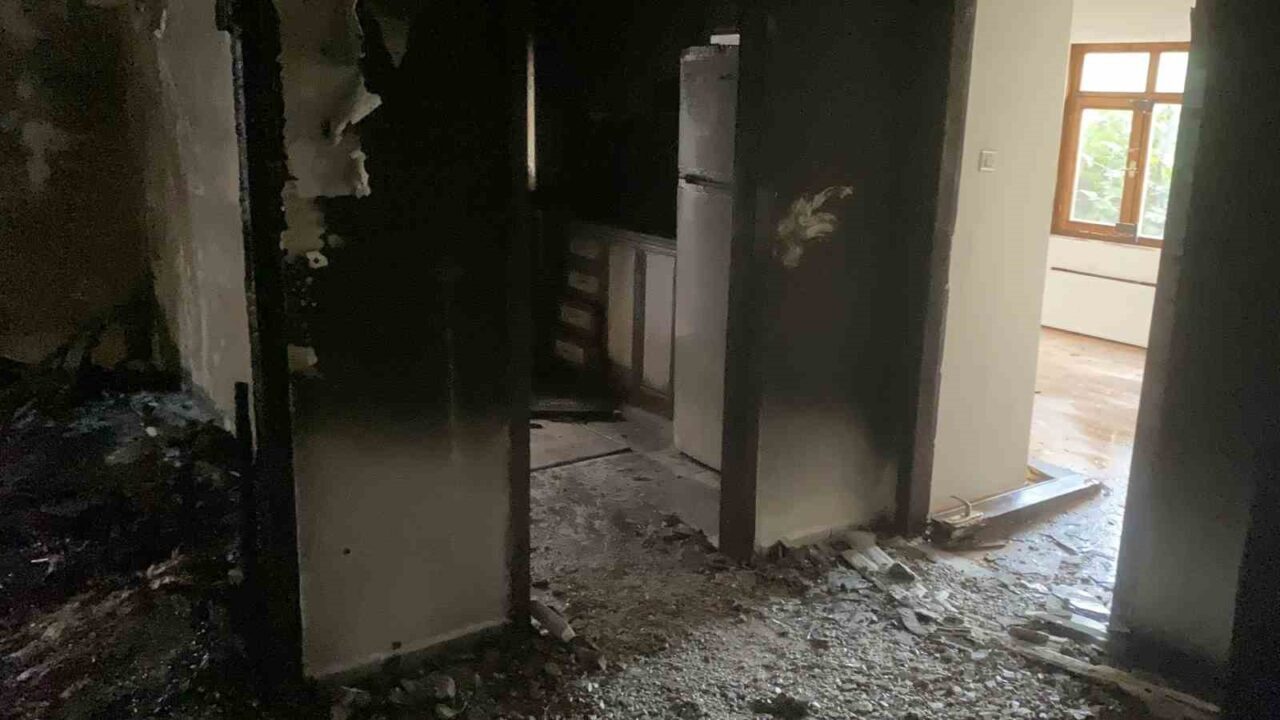 Ankara'nın Keçiören ilçesindeki bir apartmanda, bilinmeyen bir nedenle yangın çıktı.