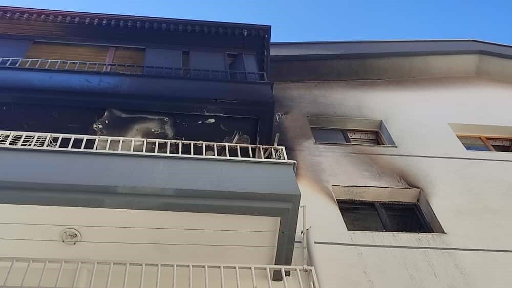 Ankara'nın Keçiören ilçesinde bulunan 3 katlı bir apartmanın en üst