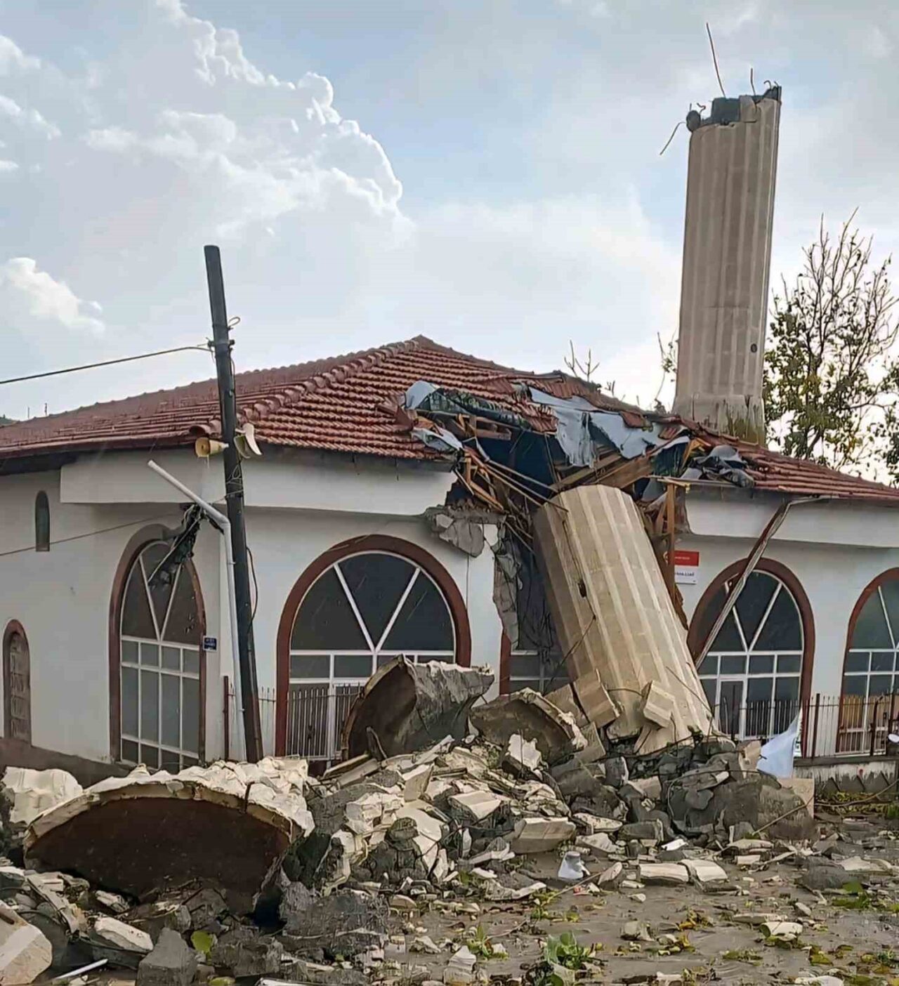Ankara'nın Ayaş ilçesindeki Çanıllı Mahallesi'nde, yoğun yağışlar sonucu bir caminin