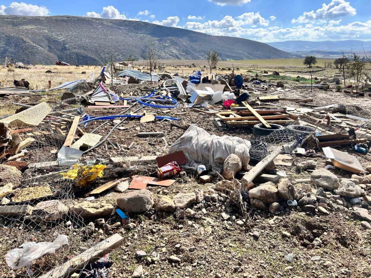 Ankara'nın Ayaş ilçesinde meydana gelen şiddetli fırtına, hobi bahçesindeki konteynerin