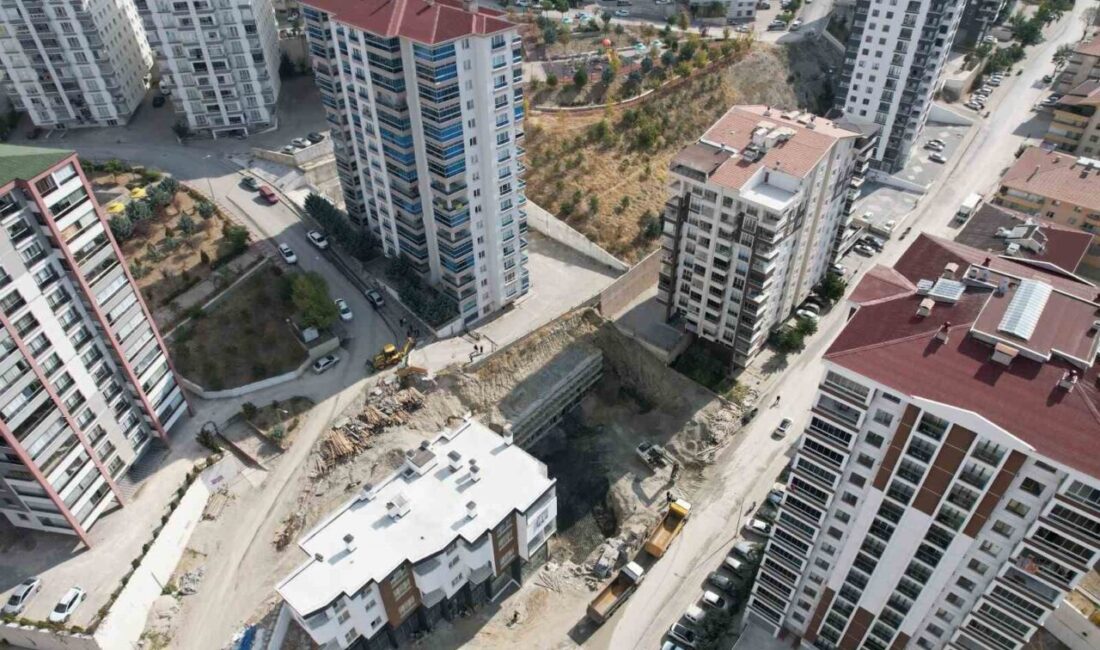 Ankara'nın Mamak ilçesinde bir inşaatta temel kazma çalışması sırasında toprak