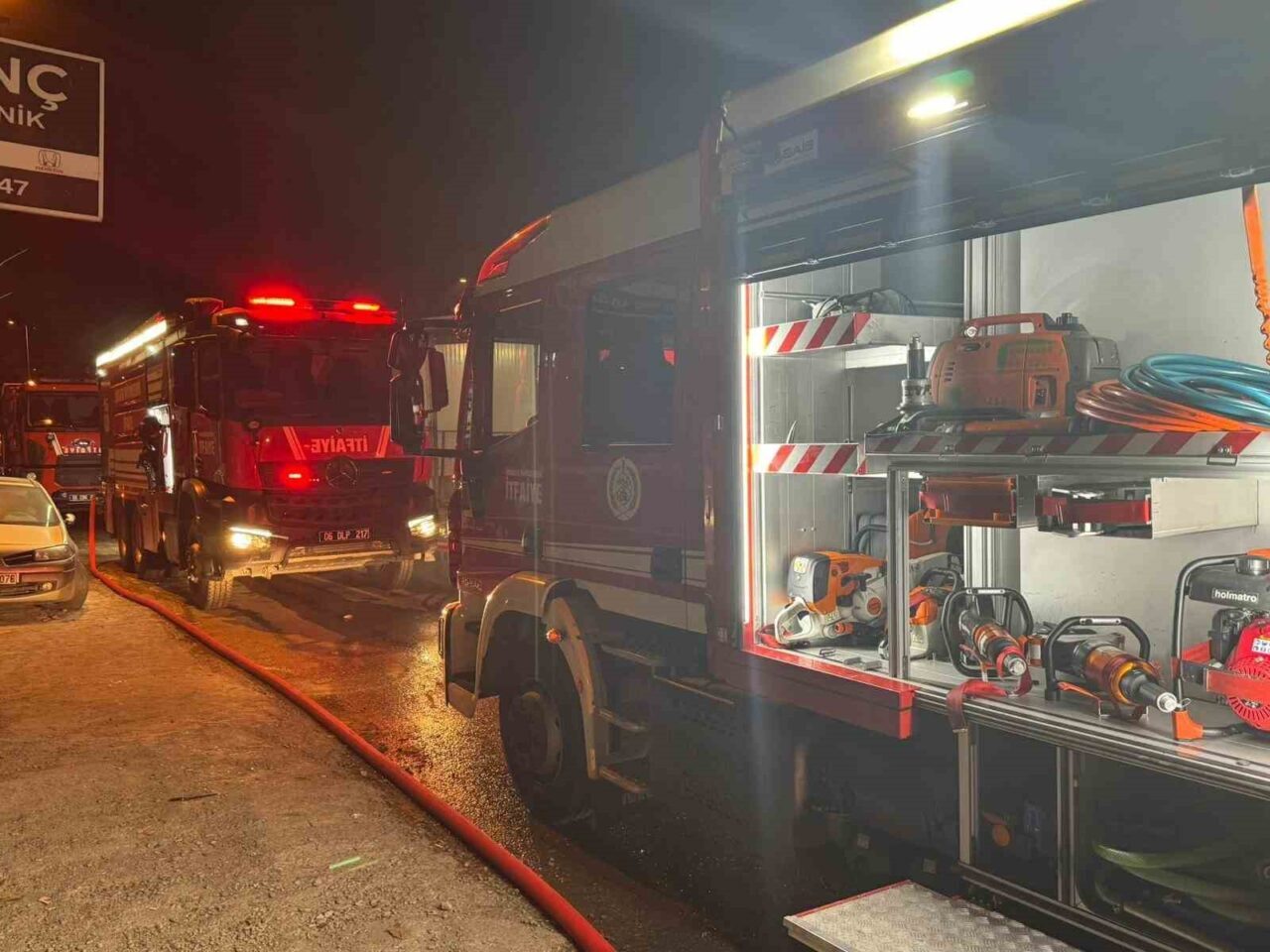 Ankara'nın Yenimahalle ilçesindeki bir oto tamircisinde akşam saatlerinde çıkan yangın,