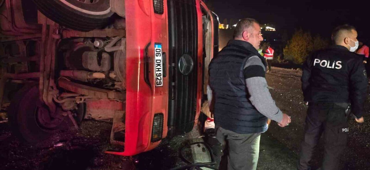 Ankara'nın Haymana ilçesinde M.T. yönetimindeki mangal kömürü yüklü tır, virajda