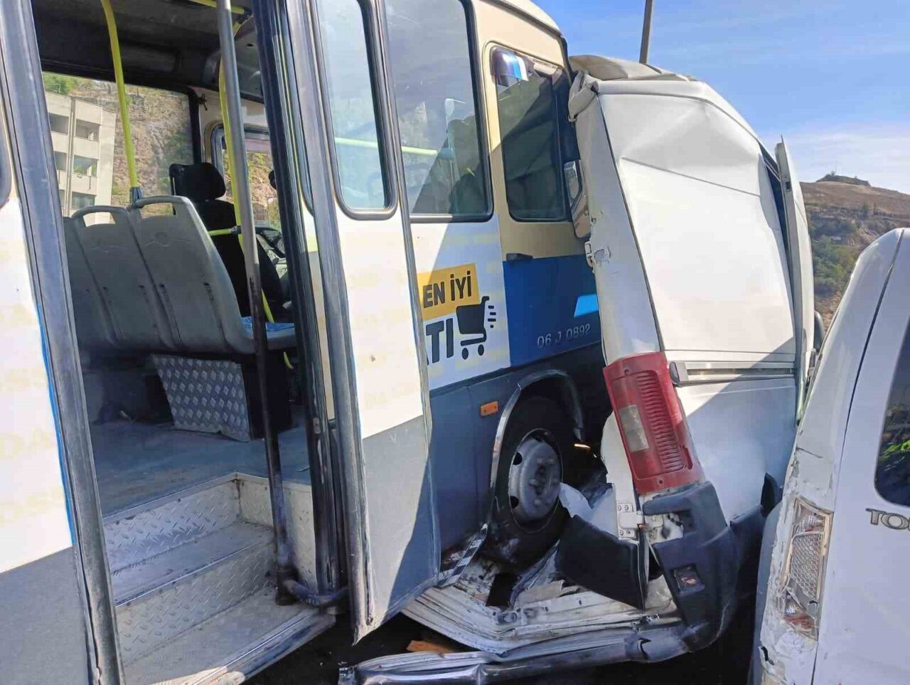 Ankara'nın Altındağ ilçesinde Dışkapı Köprüsü'nde altı aracın karıştığı zincirleme trafik