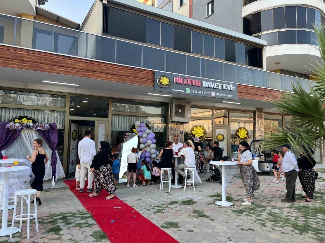 Aydın'ın Köşk ilçesinde, Nilgün Akçay ve kızı Nilüfer, kadınların misafir