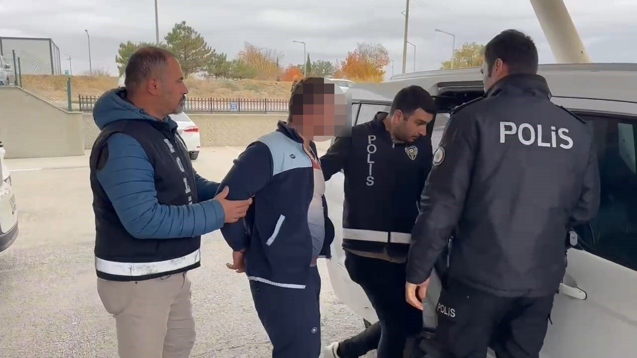 Tekirdağ’ın Muratlı ilçesinde 17 yaşındaki A.Ç., anne ve babasını bıçaklayarak