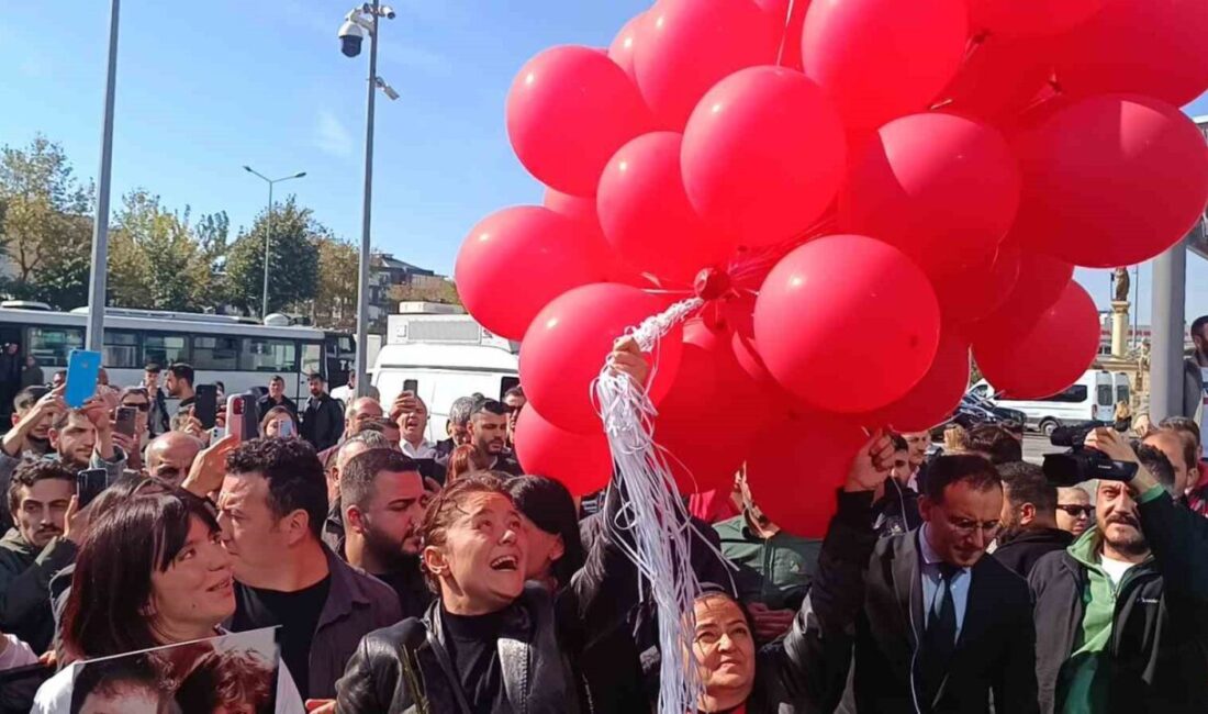 Kadıköy’deki Bıçaklı Saldırı Davasında Acılı Anne Yasemin Minguzzi, Destekçileriyle Buluşarak Duygusal Anlar Yaşadı Kadıköy'de bıçaklı saldırıda hayatını kaybeden 15 yaşındaki Mattia Ahmet Minguzzi'nin
