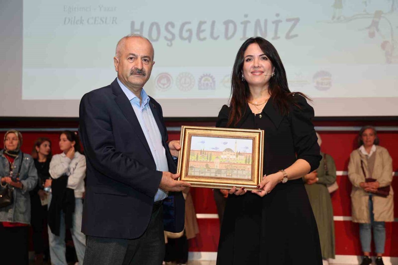 Gebze Kültür Merkezi'nde düzenlenen "Seni Anlıyorum Çocuk" söyleşisinde yazar Dilek