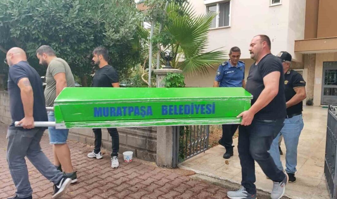 Antalya’nın Muratpaşa ilçesinde Alper Akgün (35), annesiyle yaşadığı evde sabah