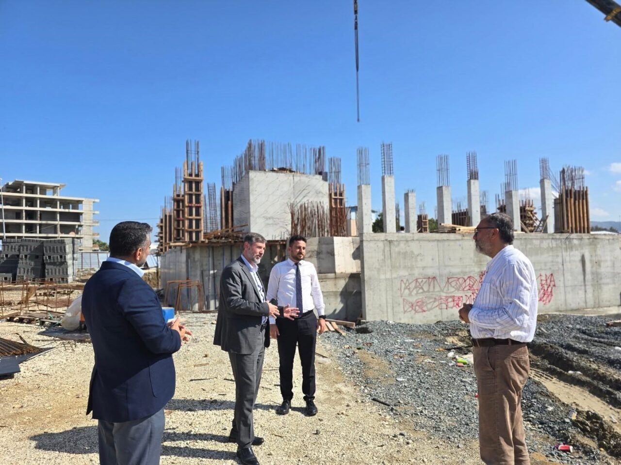 Hatay'ın Antakya ilçesindeki otogar bölgesinde inşa edilen caminin çalışmaları devam
