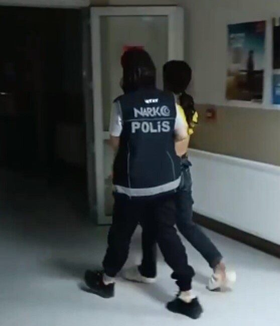 Antakya’da Uyuşturucu Suçlarından Aranan İki Şahıs Polis Tarafından Yakalandı Hatay'ın Antakya ilçesinde, uyuşturucu ticareti suçlamasıyla aranan B.T. ve N.İ.,